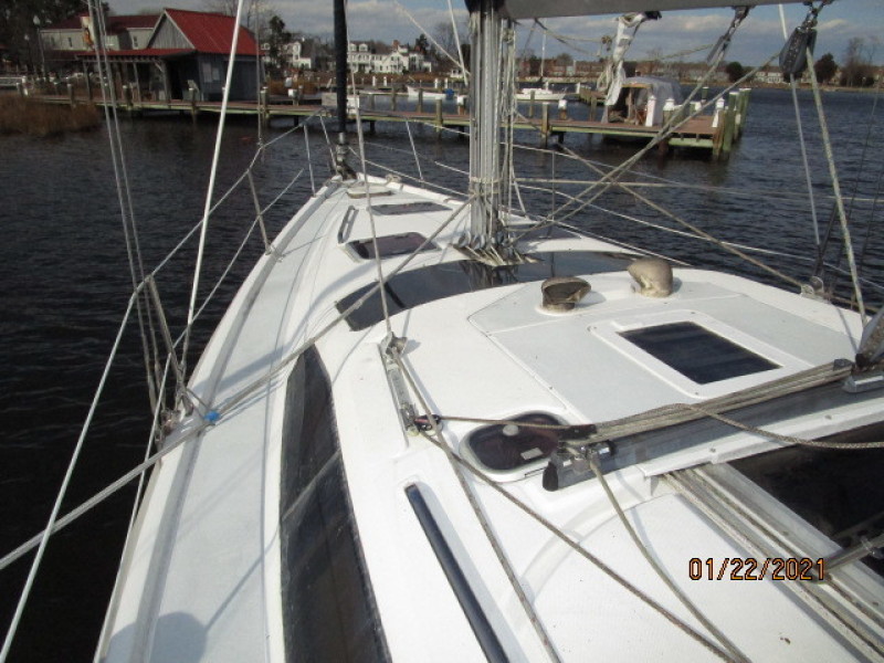 37' Hunter Foredeck