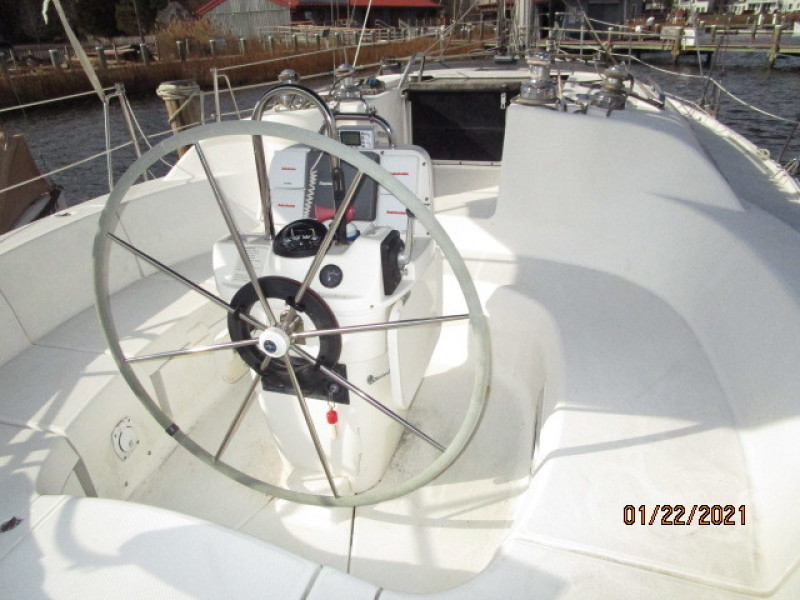 37' Hunter Cockpit Forward2