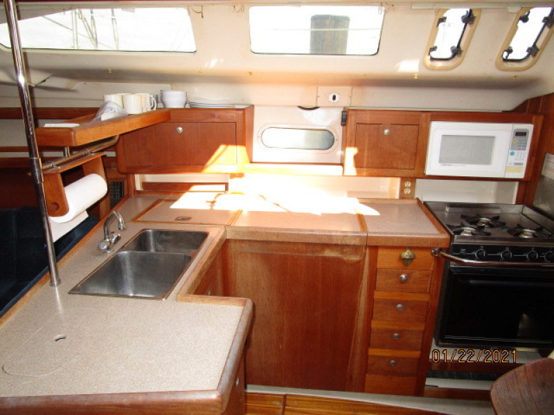 37' Hunter Galley2