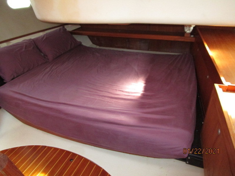 37' Hunter Master Stateroom