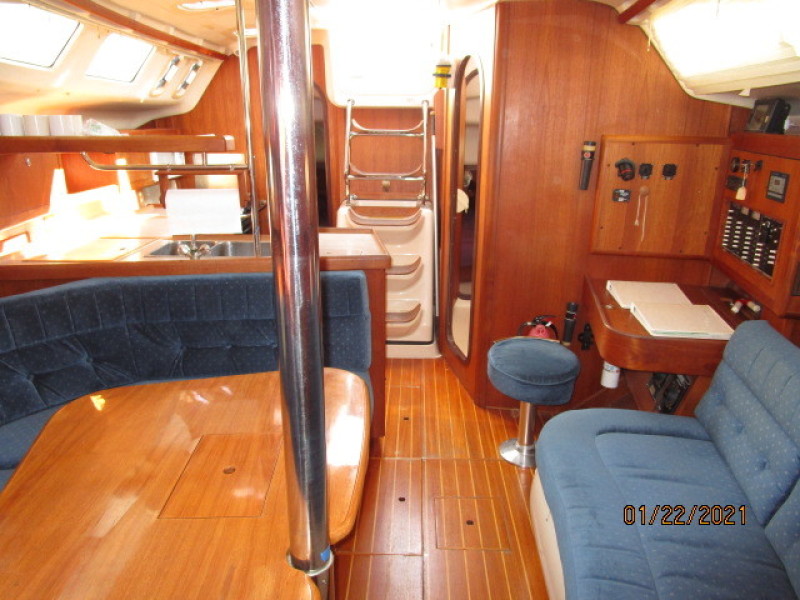 37' Hunter Salon Aft