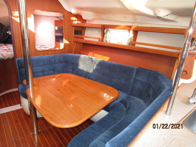 37' Hunter Salon Settee