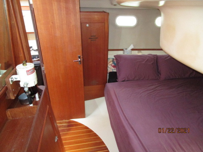 37' Hunter Master Stateroom Starboard