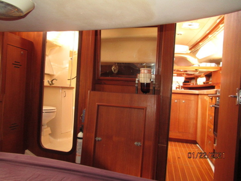 37' Hunter Master Stateroom Forward