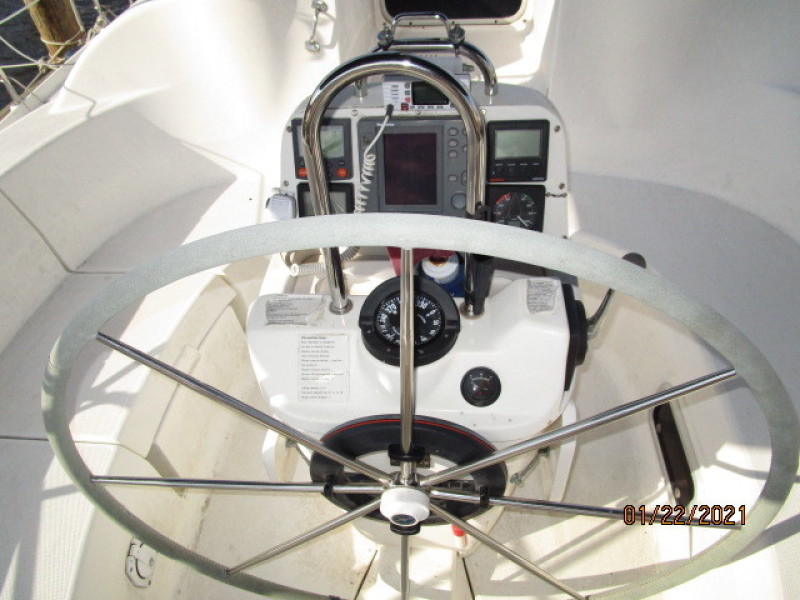37' Hunter Cockpit Helm