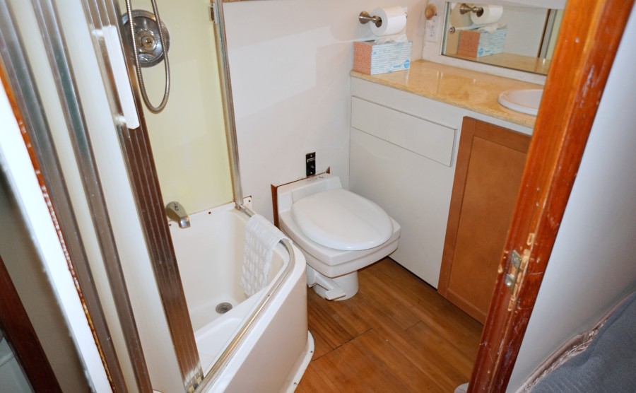 1975 Bertram Flushdeck