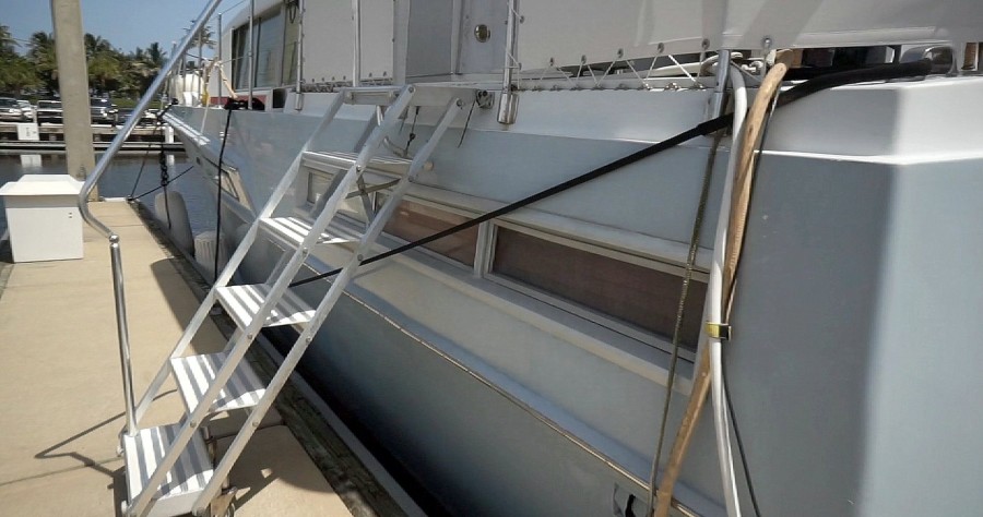 1975 Bertram Flushdeck