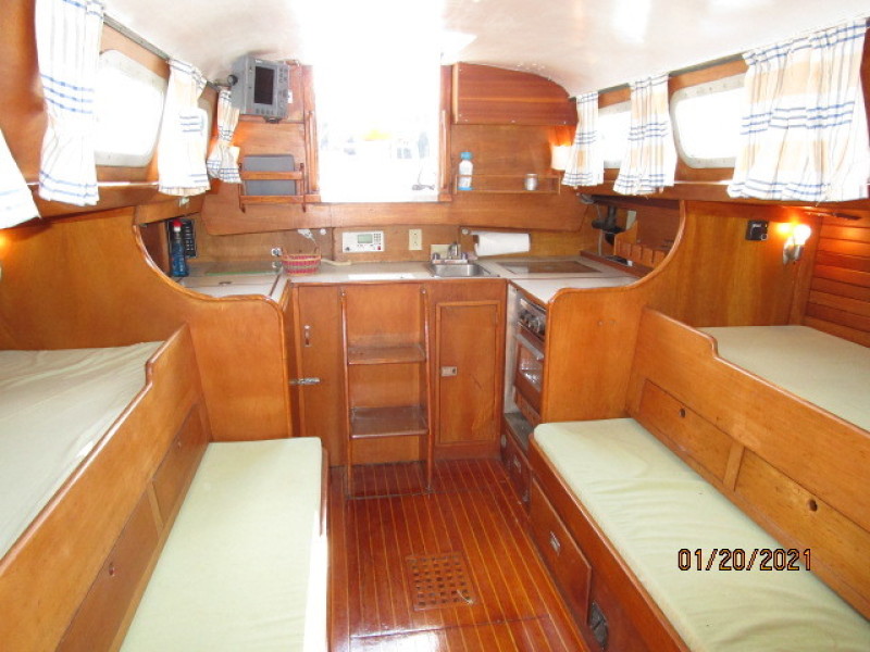 38' Hinckley salon aft
