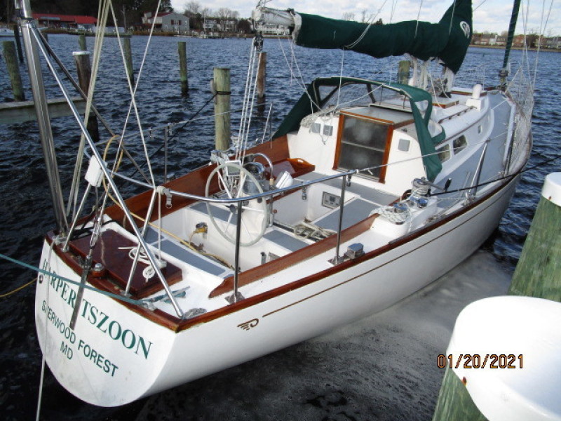 38' Hinckley starboard aft profile
