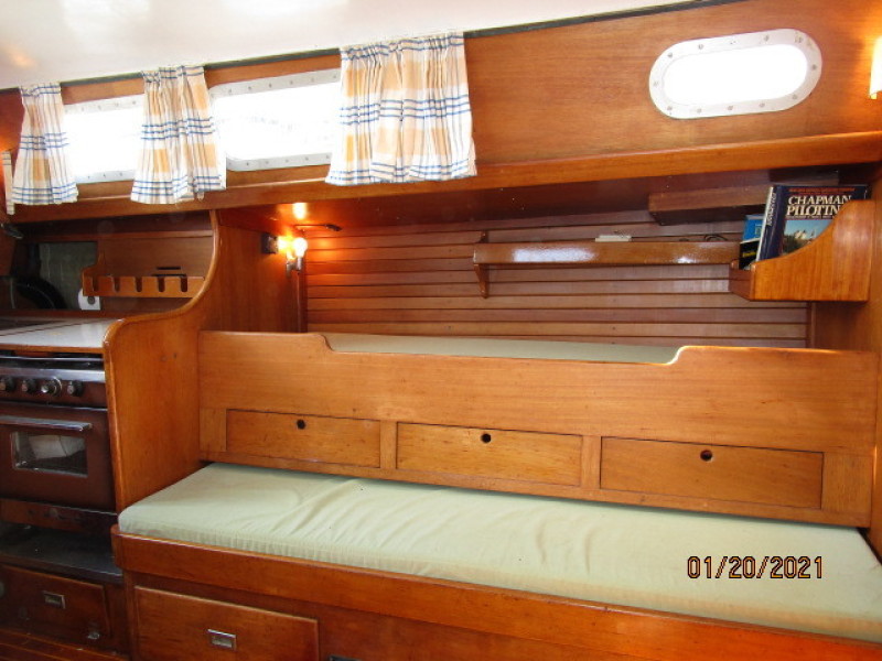 38' hinckley salon port