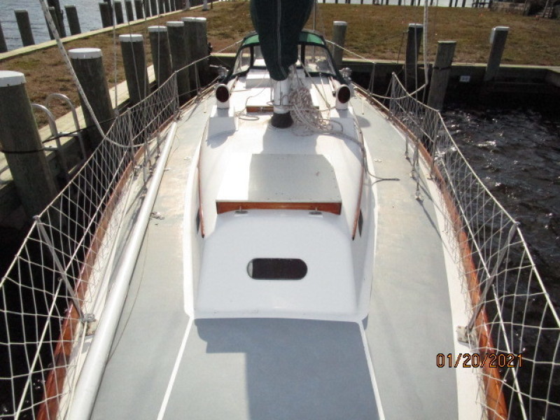 38' Hinckley foredeck aft