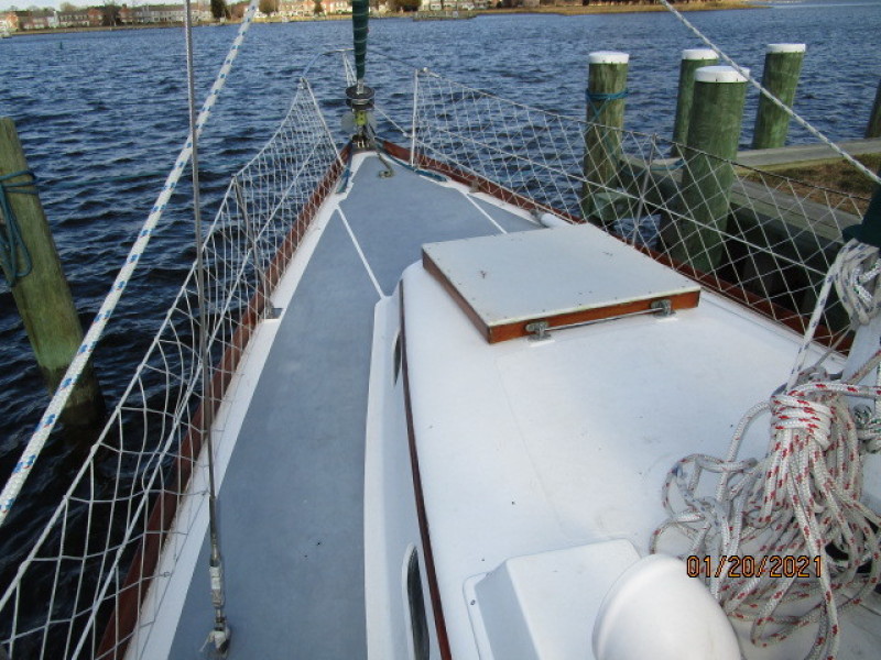 38' Hinckley foredeck