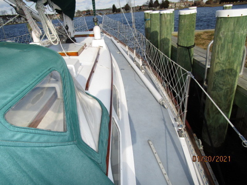 38' Hinckley starboard side deck
