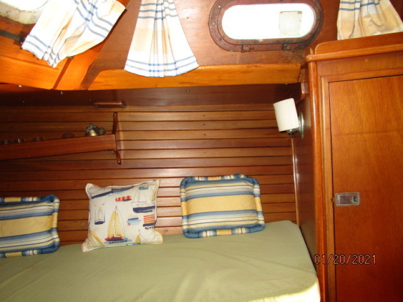 38' Hinckley stateroom starboard