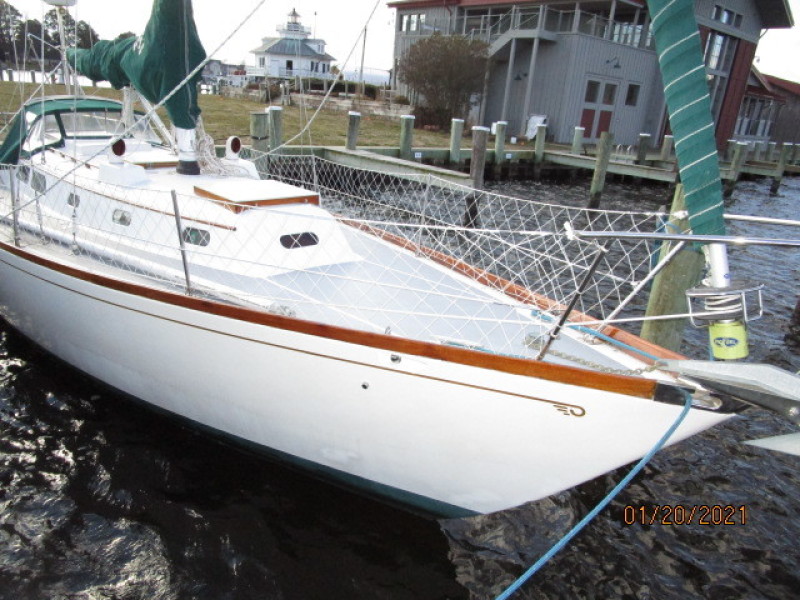 38' Hinckley starboard forward profile