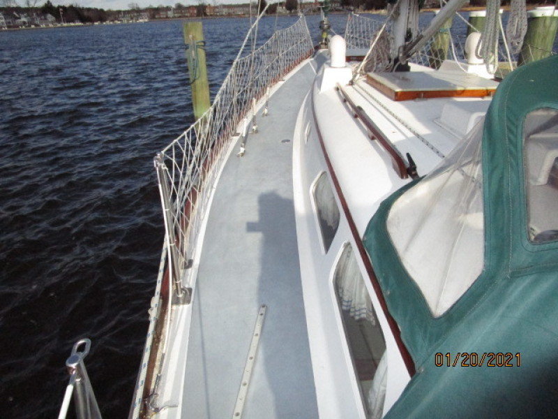 38' Hinckley port side deck