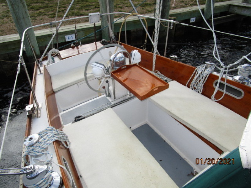 38' Hinckley cockpit aft