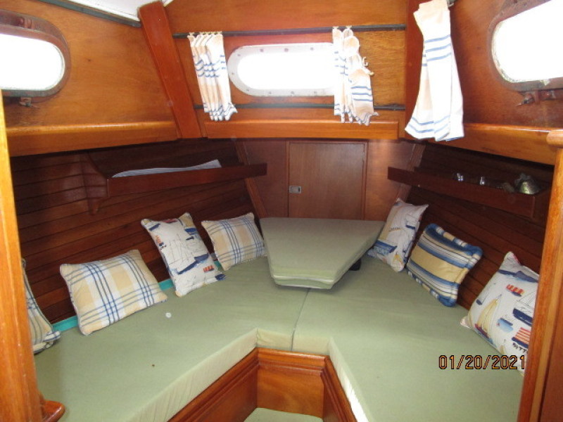 38' Hinckley stateroom1