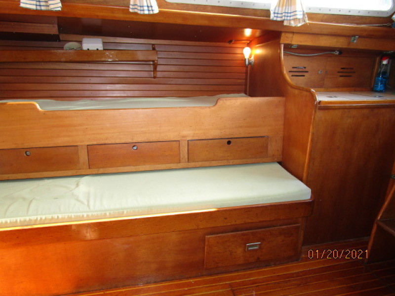38' hinckley salon starboard
