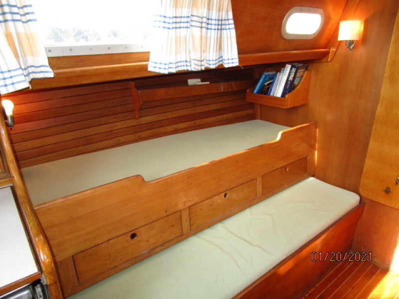 38' Hinckley slaon port seating/berth