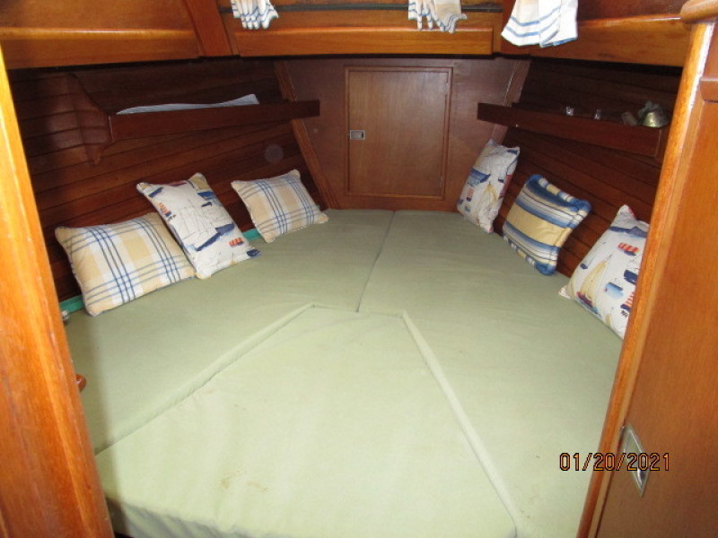 38' Hinckley stateroom2