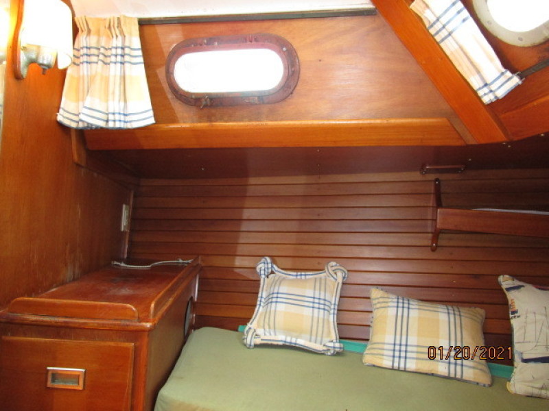 38' Hinckley stateroom port