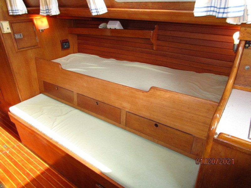 38' Hinckley salon starboard seating/berth