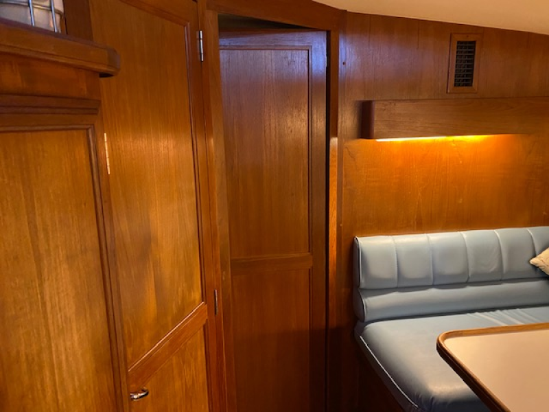 1989 Carver 3807 Aft Cabin
