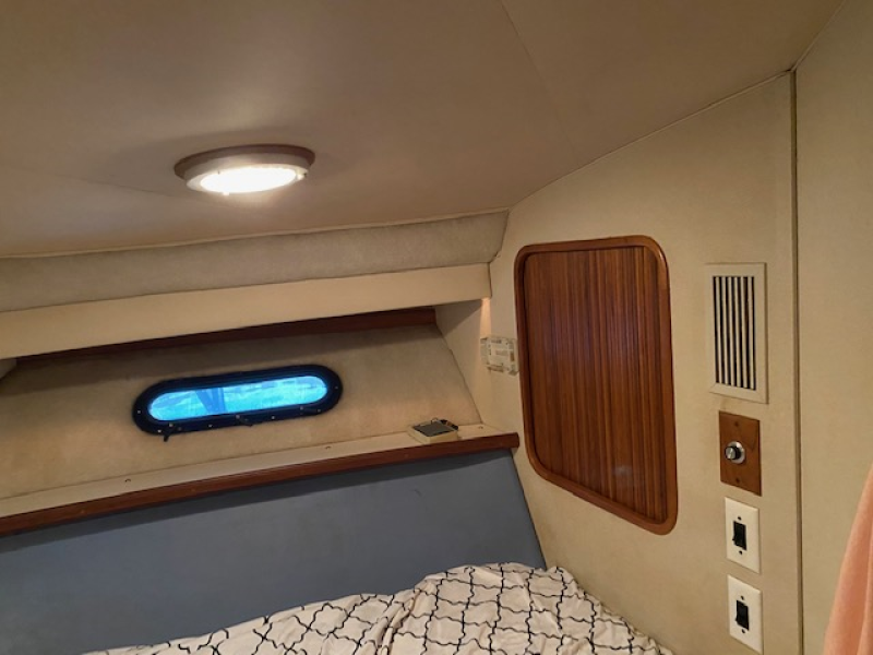 1989 Carver 3807 Aft Cabin