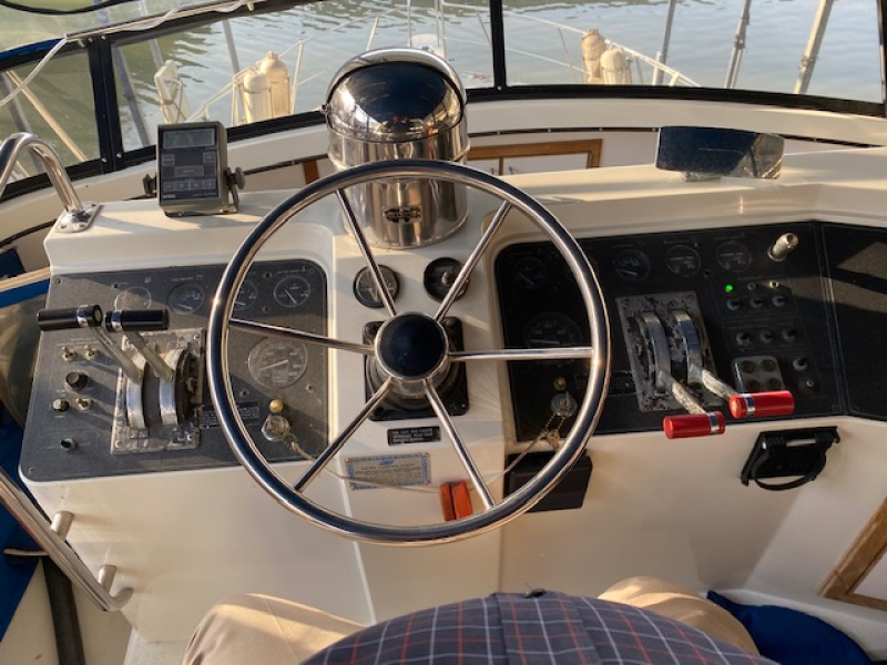 1989 Carver 3807 Aft Cabin