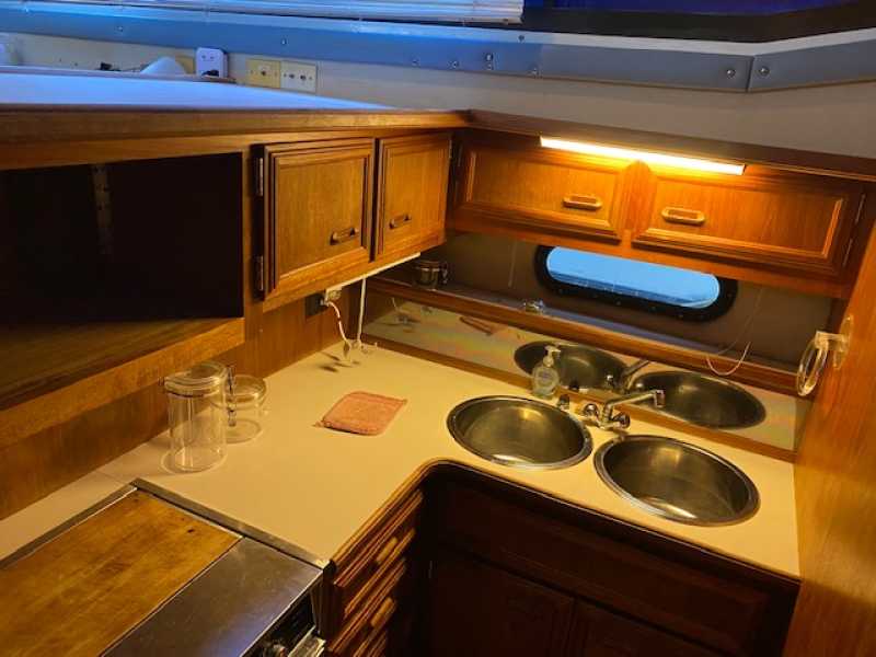 1989 Carver 3807 Aft Cabin