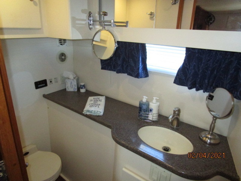 44' Carver master satteroom head