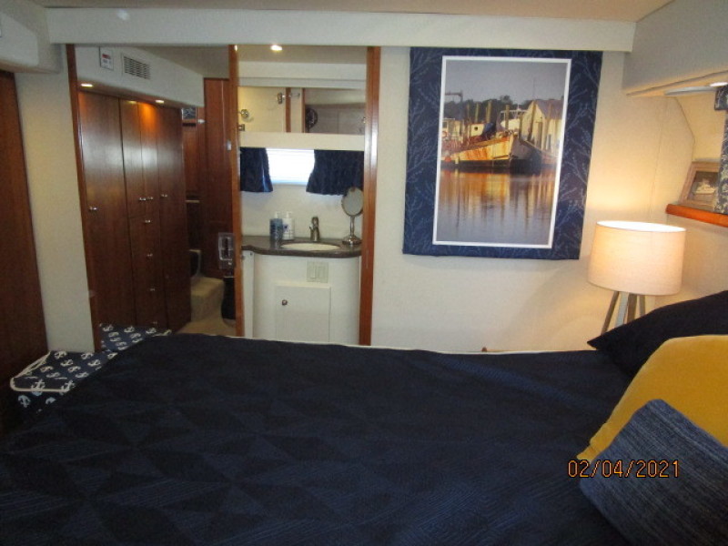 44' Carver master stateroom starboard