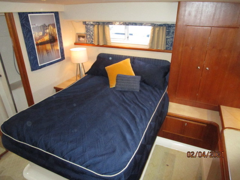 44' Carver master stateroom