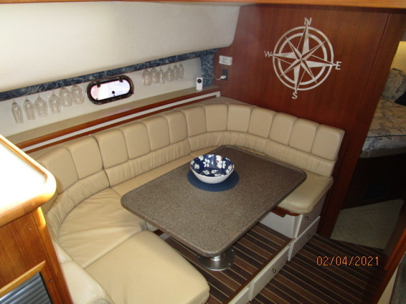 44' Carver dinette2