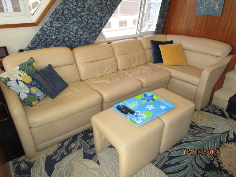 44' Carver salon starboard seating