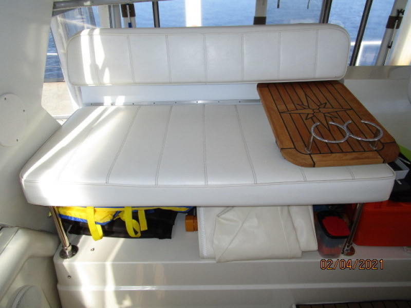 44' Carver flybirdge aft benchseat