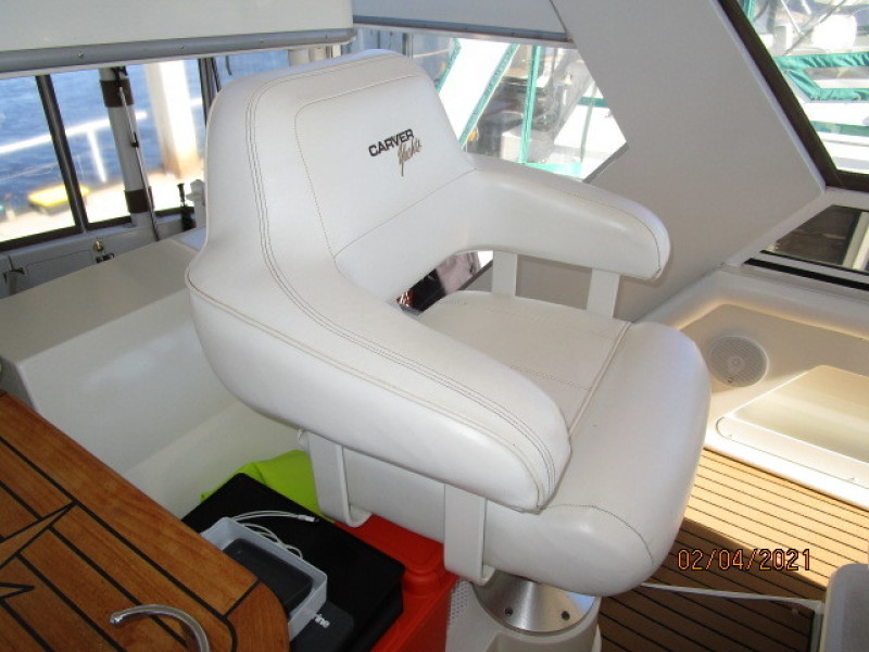 44' Carver flybridge helmseat