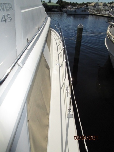44' Carver starboard side deck1