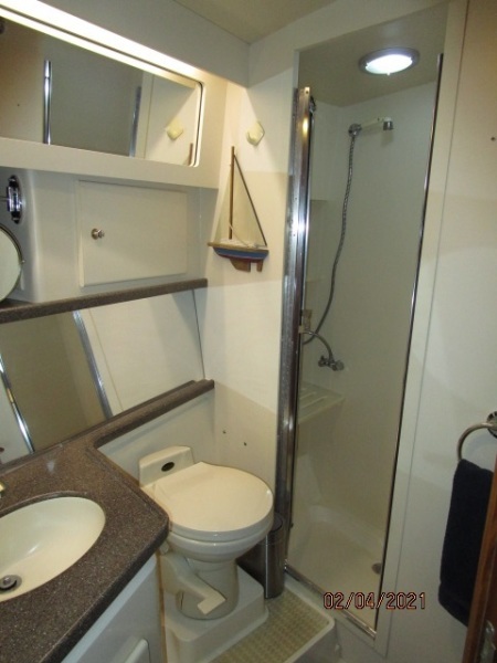 44' Carver guest stateroom head