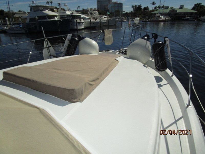 44' Carver foredeck2
