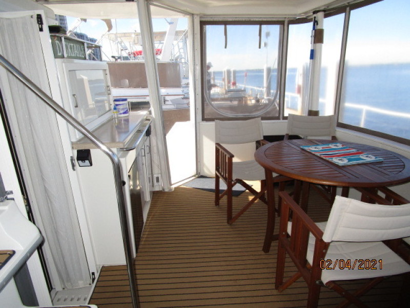 44' Carver sundeck starboard