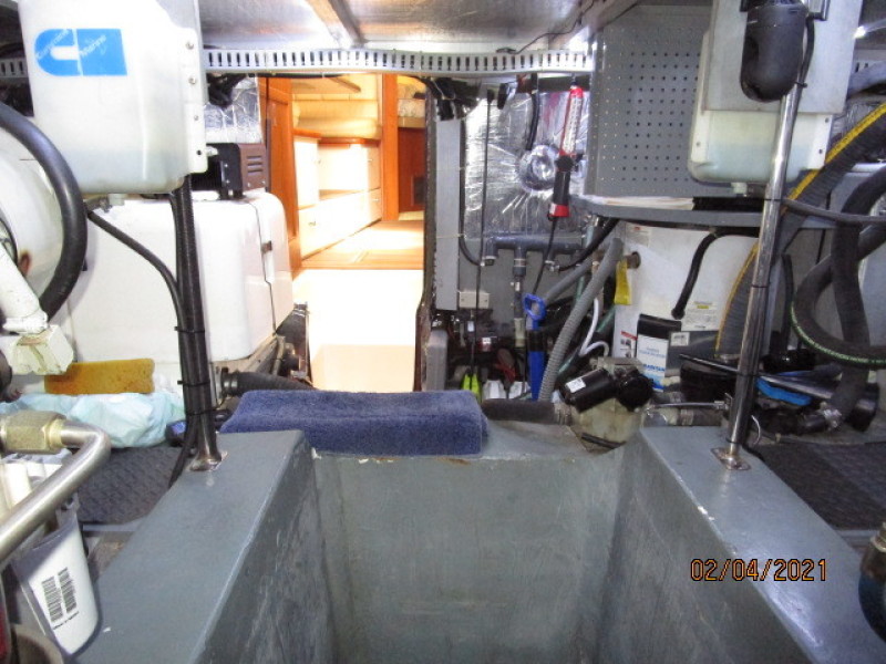 44' Carver engine room forward
