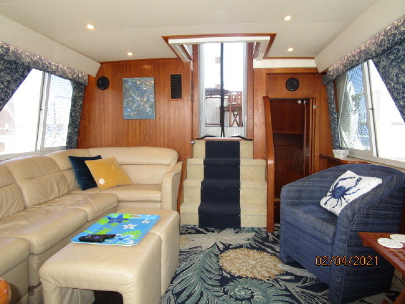 44' Carver salon aft