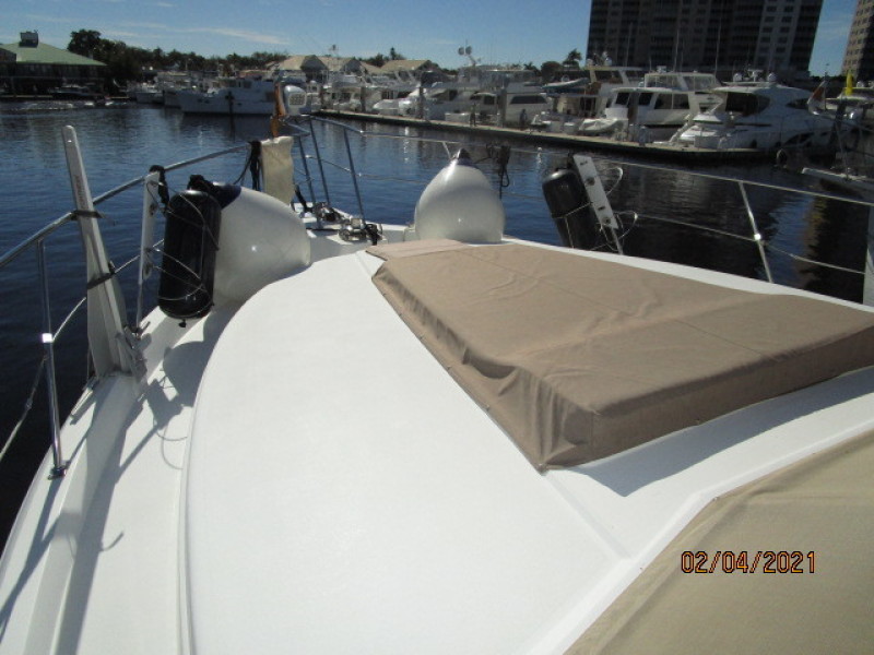 44' Carver foredeck1
