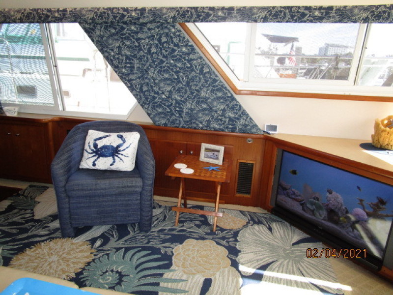 44' Carver salon port