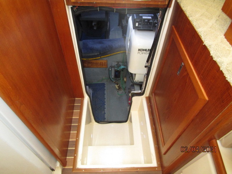 44' Carver engine room entrance