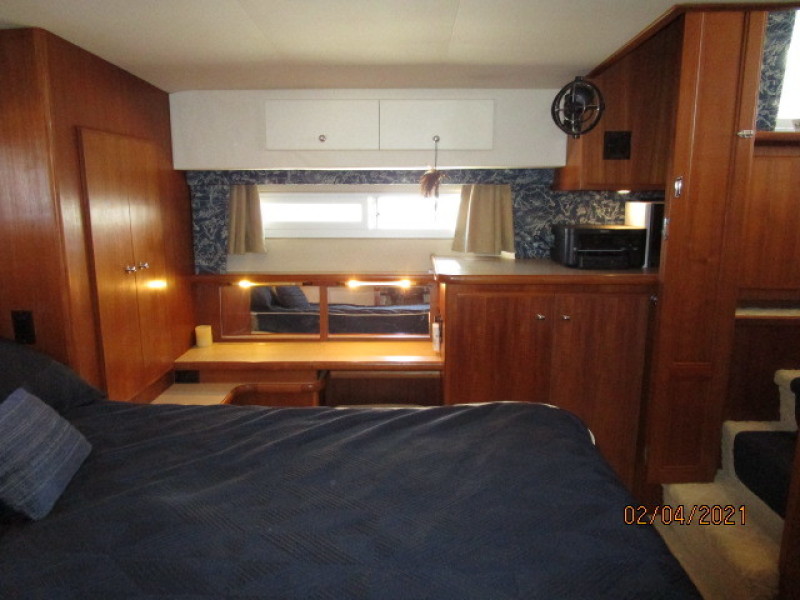 44' Carver master stateroom port