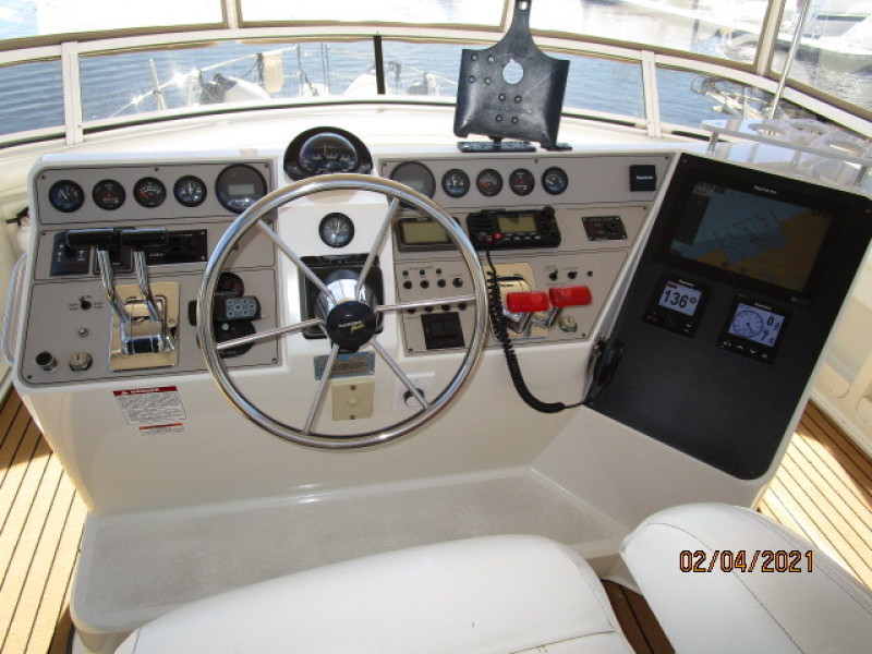 44' Carver flybridge helm2