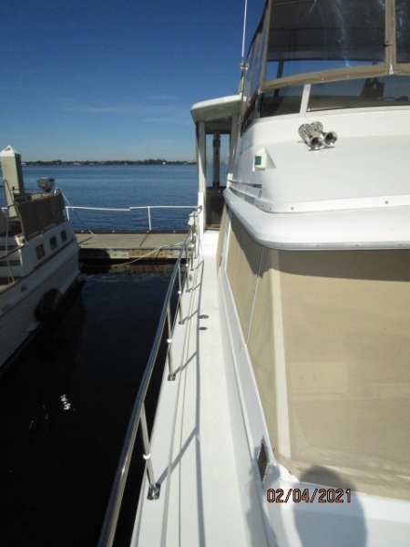 44' Carver starboard side deck2